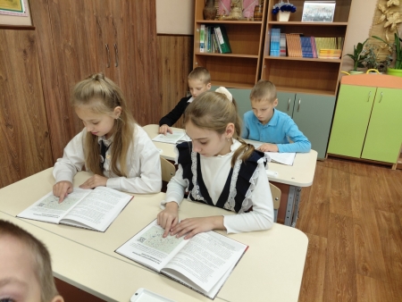 В дань уважения к памяти погибших и благодарности дети возложили цветы к символическому стенду.