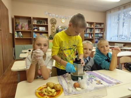 Вучні 3 «Б» класа бліжэй знаеміліся з традыцыйнымі беларускімі стравамі з бульбы, іх назвамі, гісторыяй, тэхналогіяй гатавання