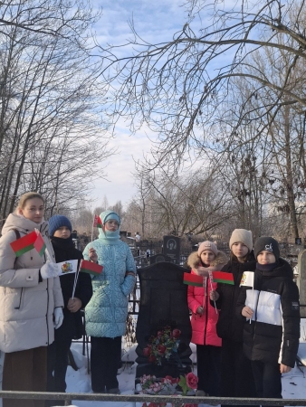 Учащиеся возложили цветы на могилу  кавалера Ордена Славы трёх степеней  С.А. Лупикова